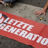 Les militants du groupe Letzte Generation sont connus pour coller leur main sur le bitume des routes qu'ils bloquent ainsi pour attirer l'attention sur la crise climatique (archives).